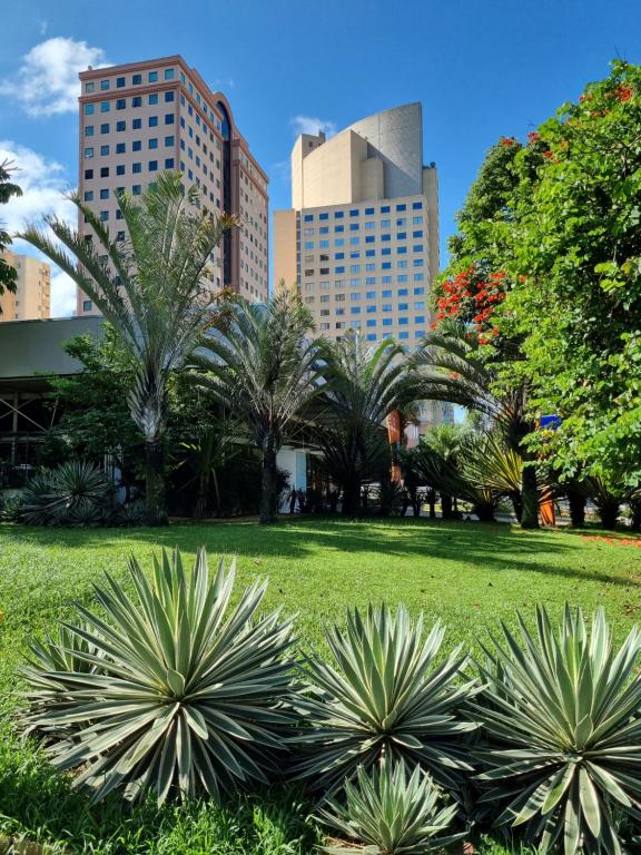 Entorno arborizado da sede da ENGETEBRAS em Alphaville, Barueri (SP)
